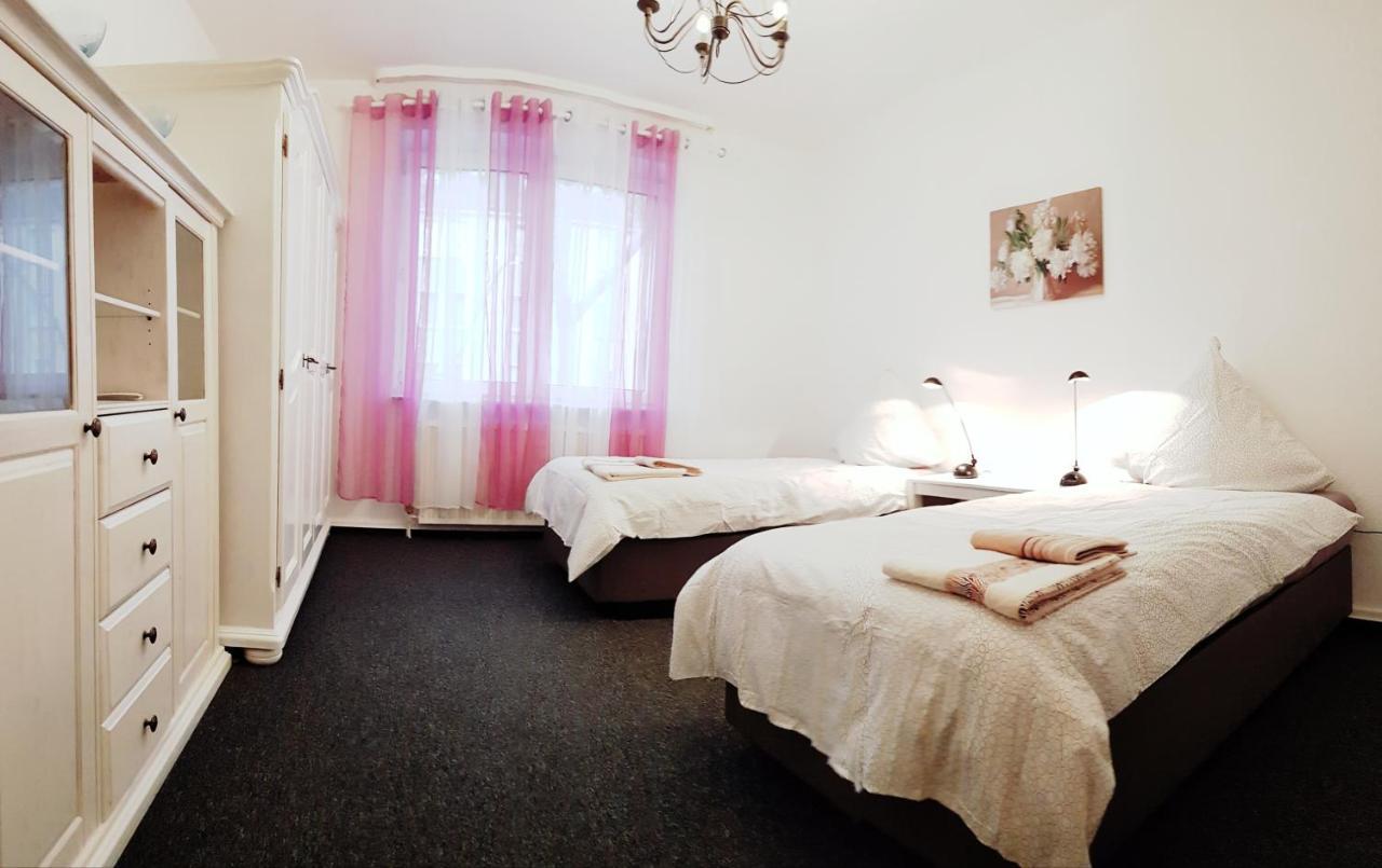 Ferienwohnung ROSA.Zentral : nähe CentrO, HBF Düss. 40min Oberhausen  Exterior foto