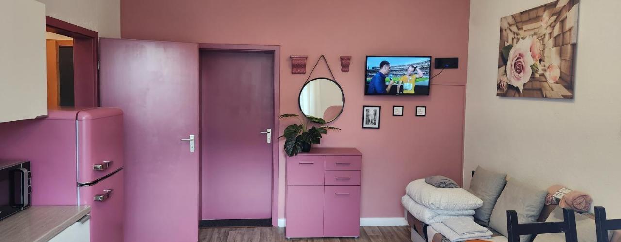 Ferienwohnung ROSA.Zentral : nähe CentrO, HBF Düss. 40min Oberhausen  Exterior foto