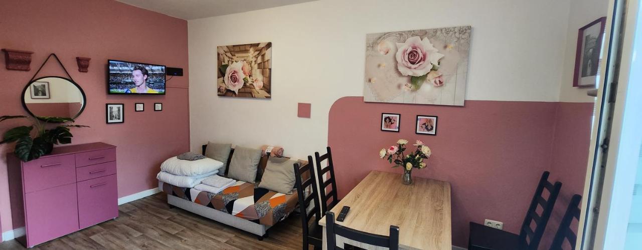 Ferienwohnung ROSA.Zentral : nähe CentrO, HBF Düss. 40min Oberhausen  Exterior foto
