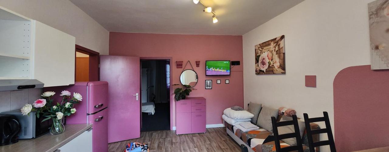 Ferienwohnung ROSA.Zentral : nähe CentrO, HBF Düss. 40min Oberhausen  Exterior foto