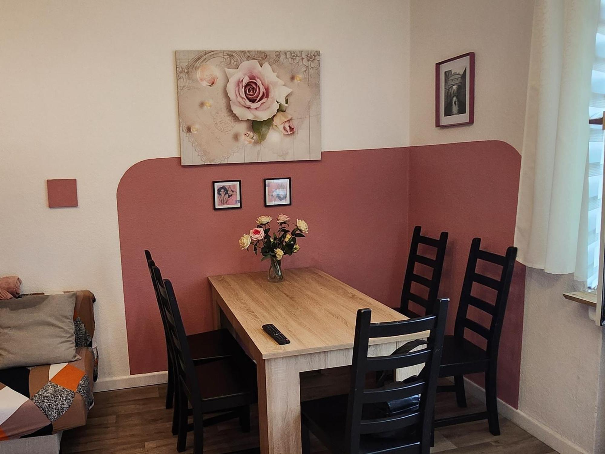 Ferienwohnung ROSA.Zentral : nähe CentrO, HBF Düss. 40min Oberhausen  Exterior foto